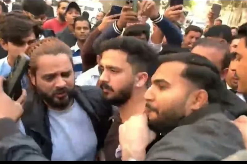 رجب بٹ پر مبینہ تشدد 20 سے زائد وکلا کے خلاف مقدمہ درج۔۔۔