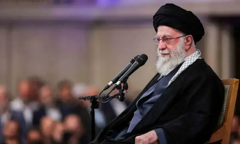 ڈونلڈ ٹرمپ اپنے ملک کے مسائل پر توجہ دیں، آیت اللہ خامنہ ای