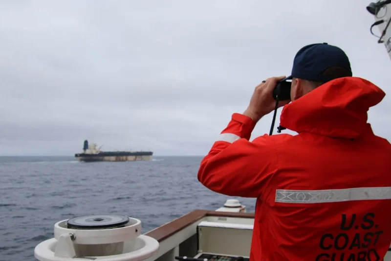 امریکی بحریہ کا وینزویلا کی ناکہ بندی سے بچ نکلنے والے روسی تیل بردار بحری جہاز پر قبضہ