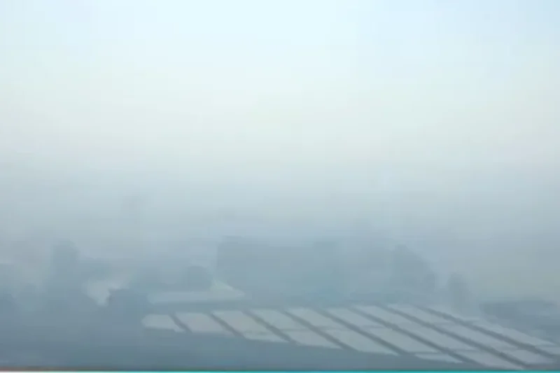 شہر قائد میں شدید دھند، حد نگاہ 0.3  کلومیٹر تک محدود