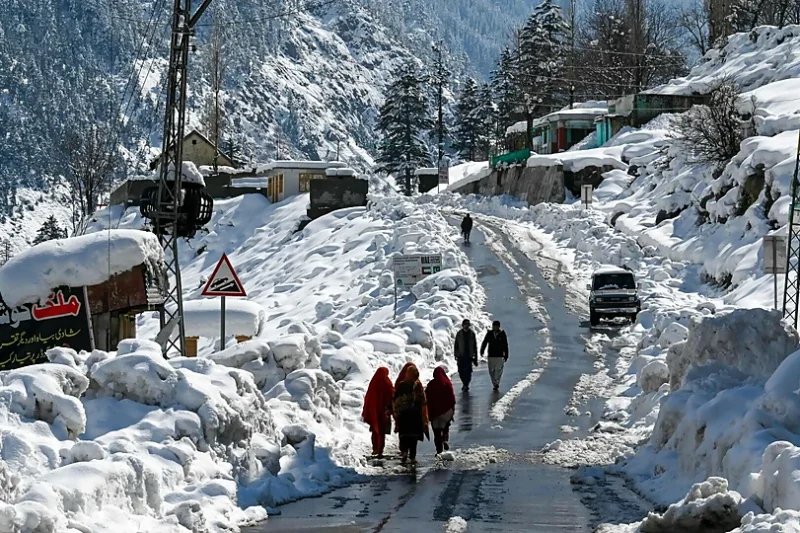 سردی کا قہر برقرار، ہنزہ میں پارہ منفی 20 تک گر گیا، پہاڑی علاقوں میں زندگی مفلوج
