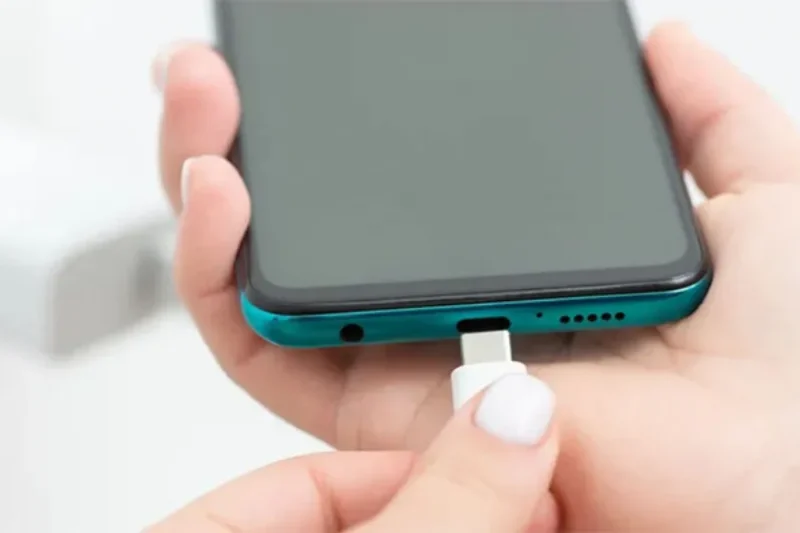 سرد موسم میں موبائل بیٹری جلد ختم ہونے کے مسئلے کا آسان سا حل